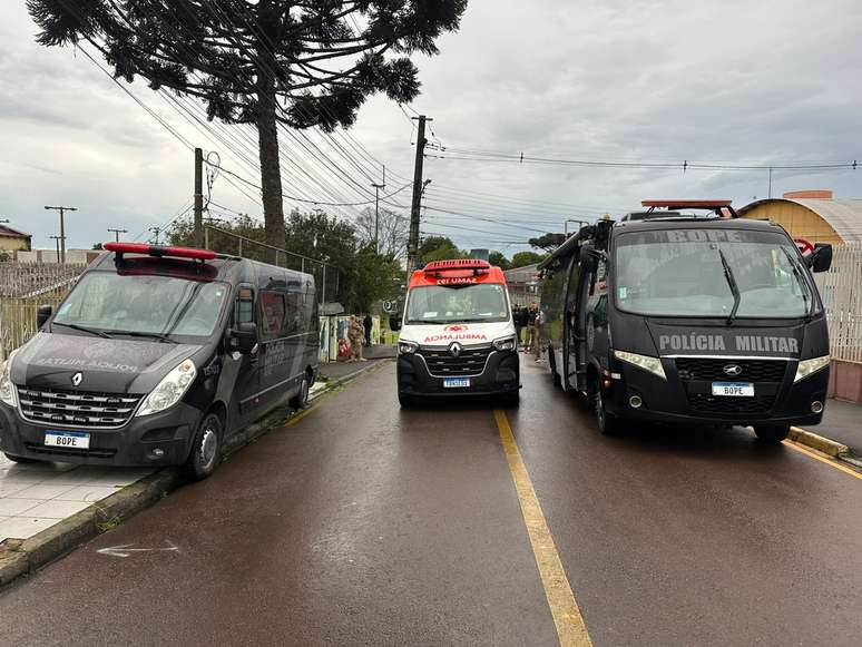 Homem invade escola, mantém 13 crianças reféns e é morto pela polícia em Curitiba