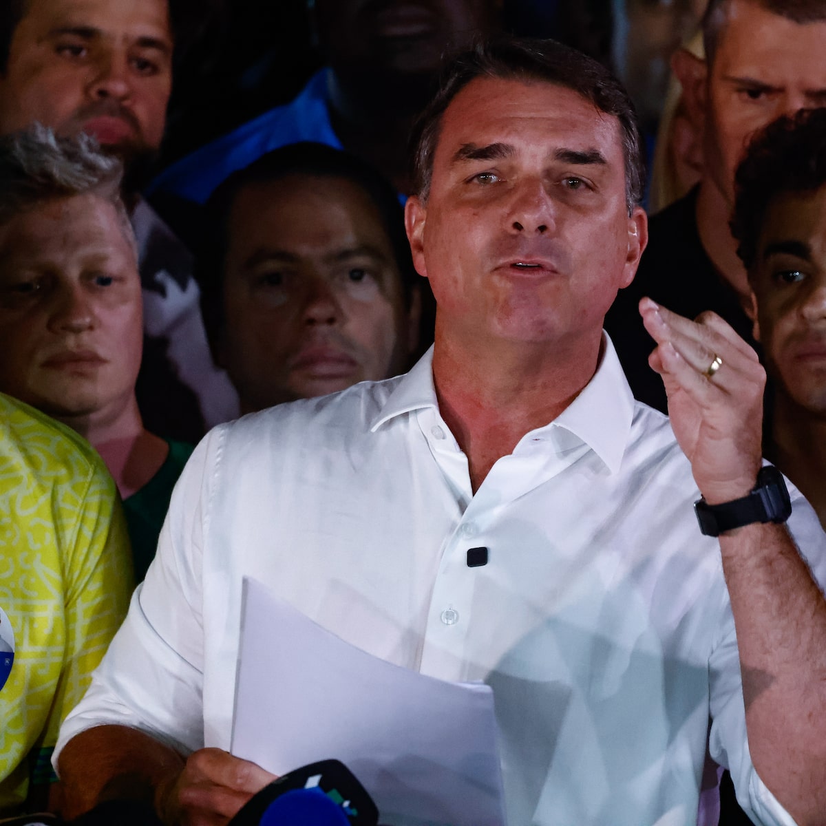 Imprensa internacional repercute saída de Flávio Bolsonaro do Brasil após derrota nas eleições; veja