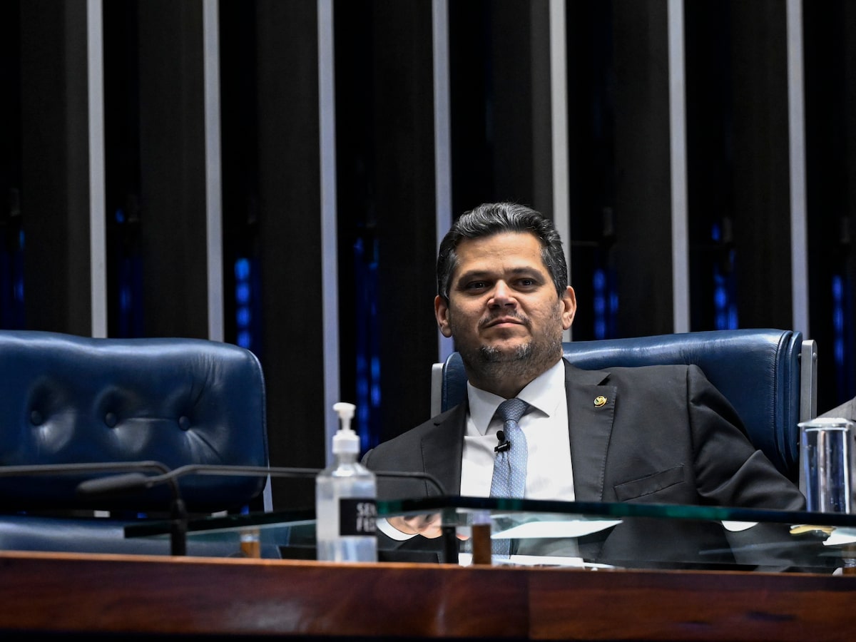 Alcolumbre diz que, se houver pedido para acelerar PEC do fim da 6x1, vai colocá-lo em votação