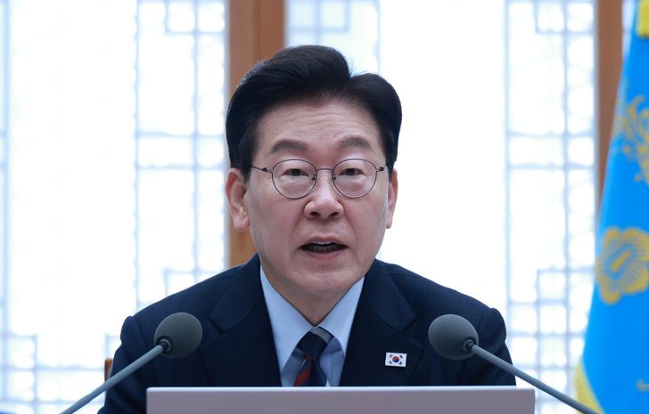 President Lee Jae Myung speaks during a pan-government meeting to discuss crime prevention efforts, Friday, at Cheong Wa Dae in Seoul. Yonhap