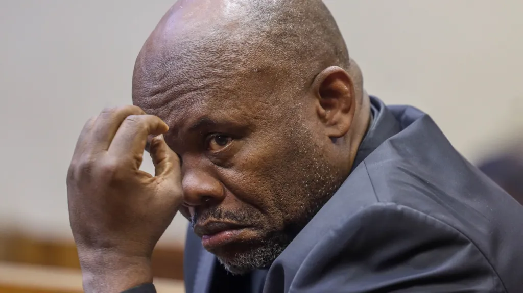 O vice-chefe de polícia da África do Sul se demite após ser acusado de crimes sexuais