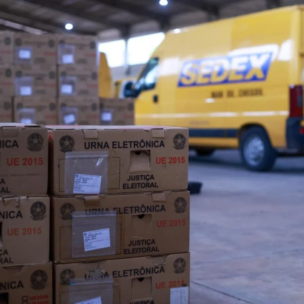 TRE começa distribuição de urnas eletrônicas para eleições no DF