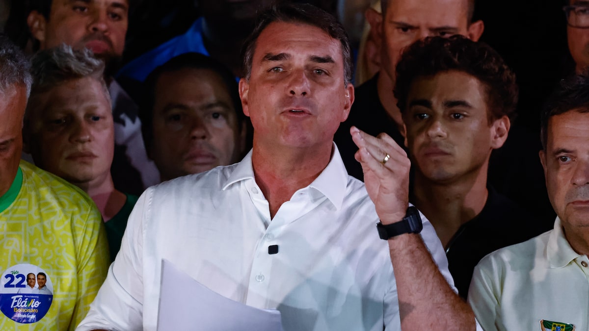 Imprensa internacional repercute saída de Flávio Bolsonaro do Brasil após derrota nas eleições; veja