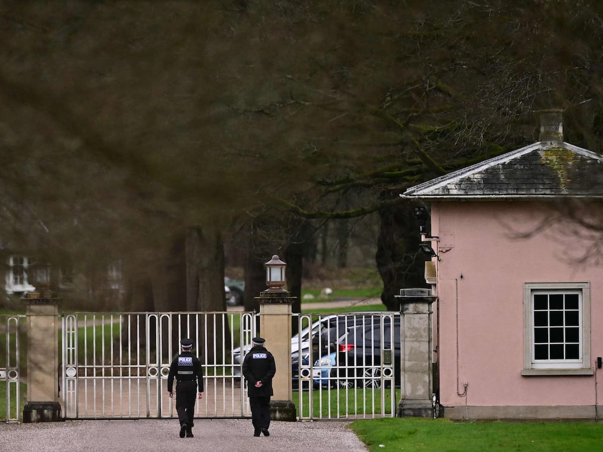 Agentes de policía se dirigen a la entrada de Royal Lodge, en Windsor, al oeste de Londres