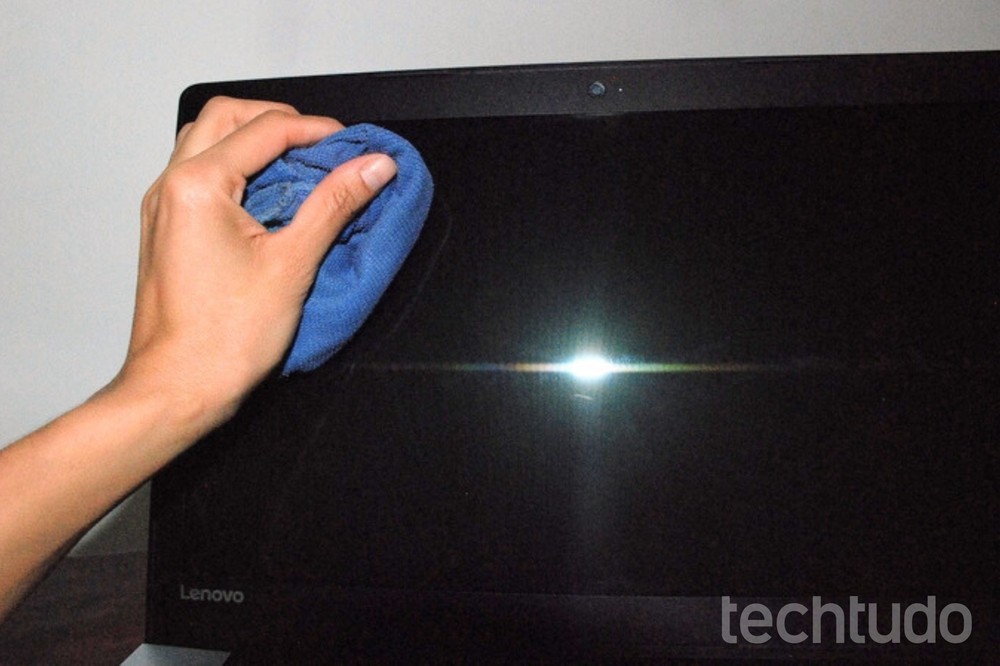 Use pano de microfibra para limpar a tela da TV — Foto: Raquel Freire/TechTudo