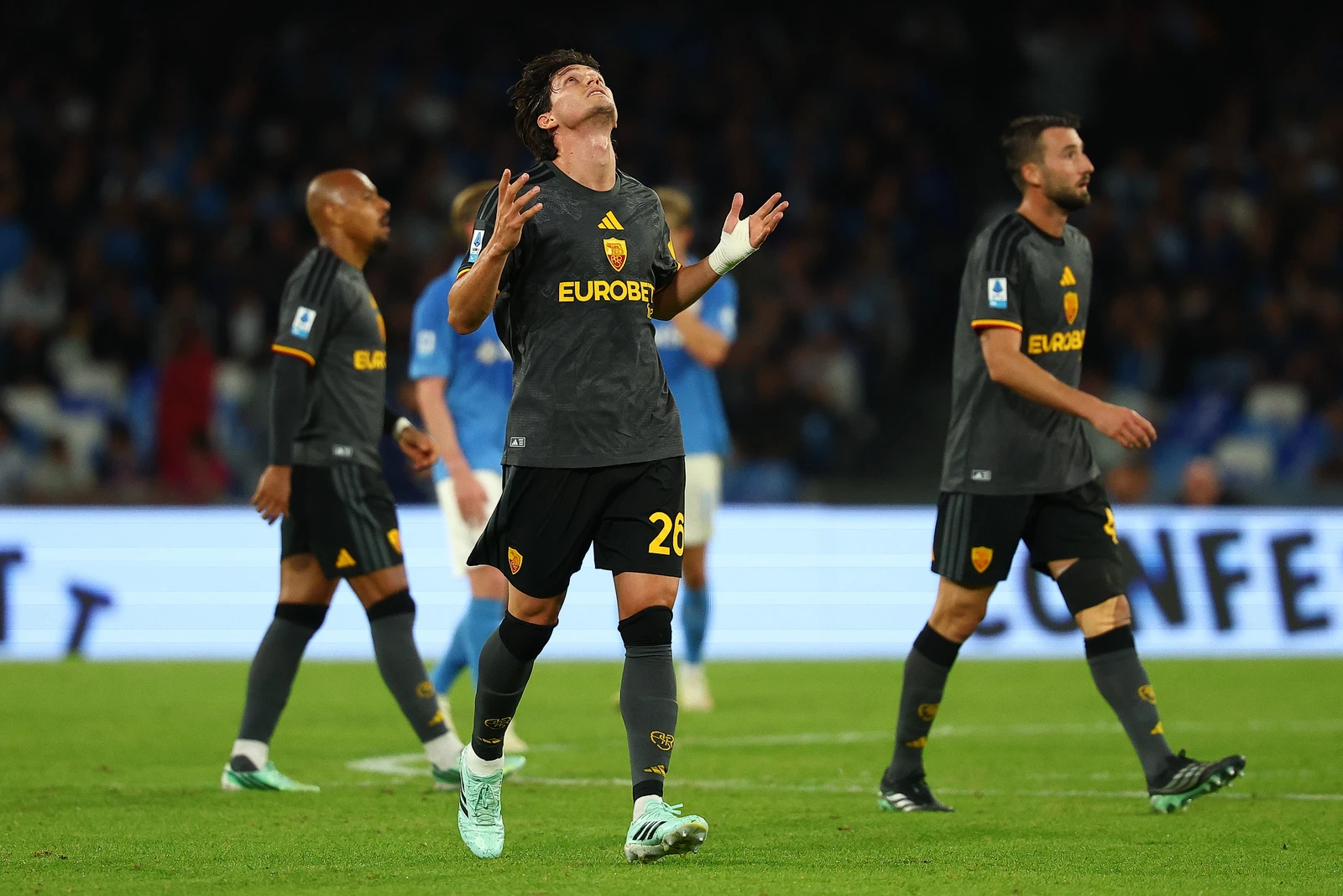 Spurs garantem vitória rara no Chelsea enquanto Palmer vê o vermelho
