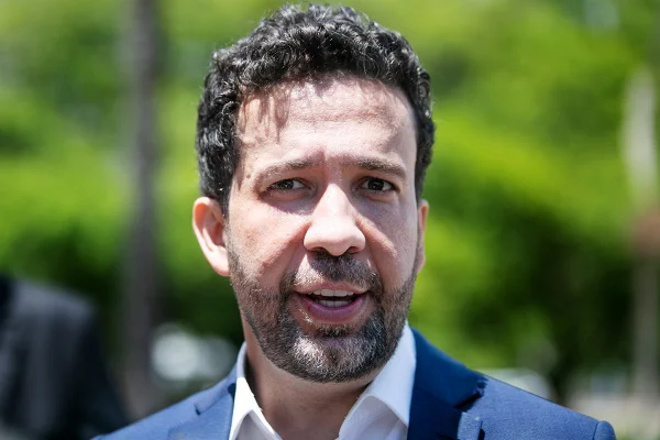 Técnicos do TSE veem Janones como alvo de proposta sobre WhatsApp no TSE