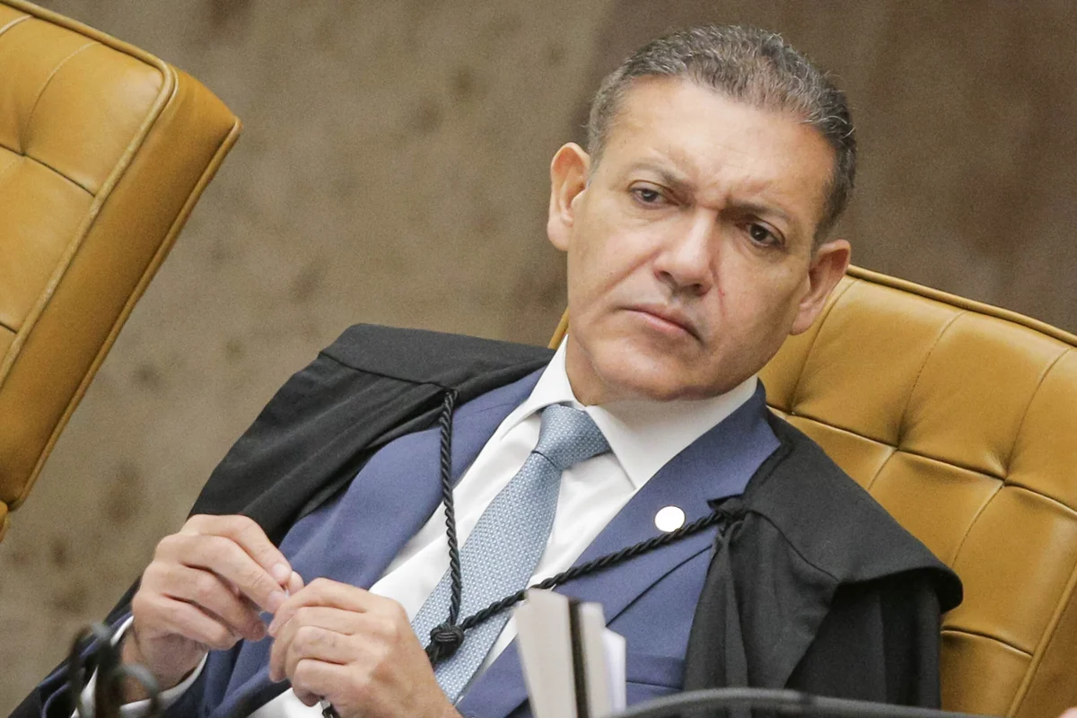 “Exército do Lula”: Flávio pede e Kassio manda tirar do ar canal de Janones