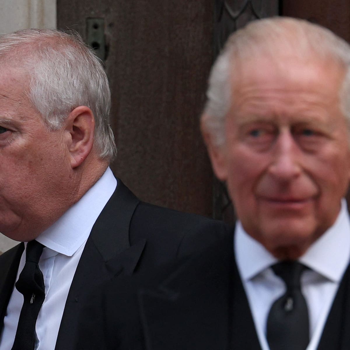 Mountbatten-Windsor y el rey Carlos III de Gran Bretaña se retiran tras un servicio fúnebre católico en la Catedral de Westminster, en Londres