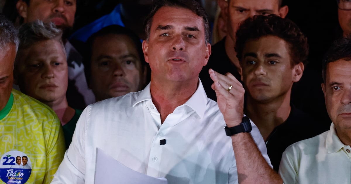 Imprensa internacional repercute saída de Flávio Bolsonaro do Brasil após derrota nas eleições; veja