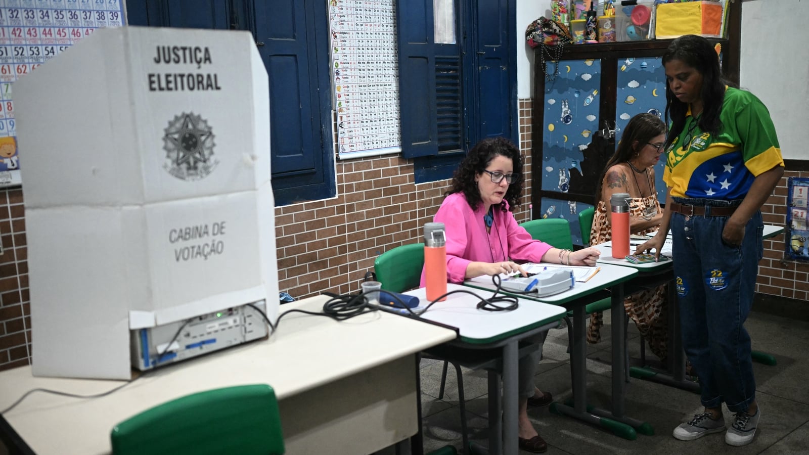 Brasileiros vão às urnas nas eleições presidenciais