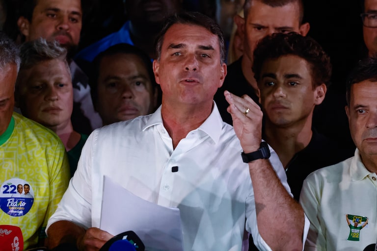 Imprensa internacional repercute saída de Flávio Bolsonaro do Brasil após derrota nas eleições; veja