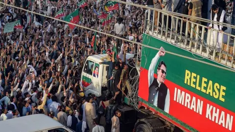 Apoiadores do ex-primeiro-ministro encarcerado Imran Khan começam a marcha no Paquistão