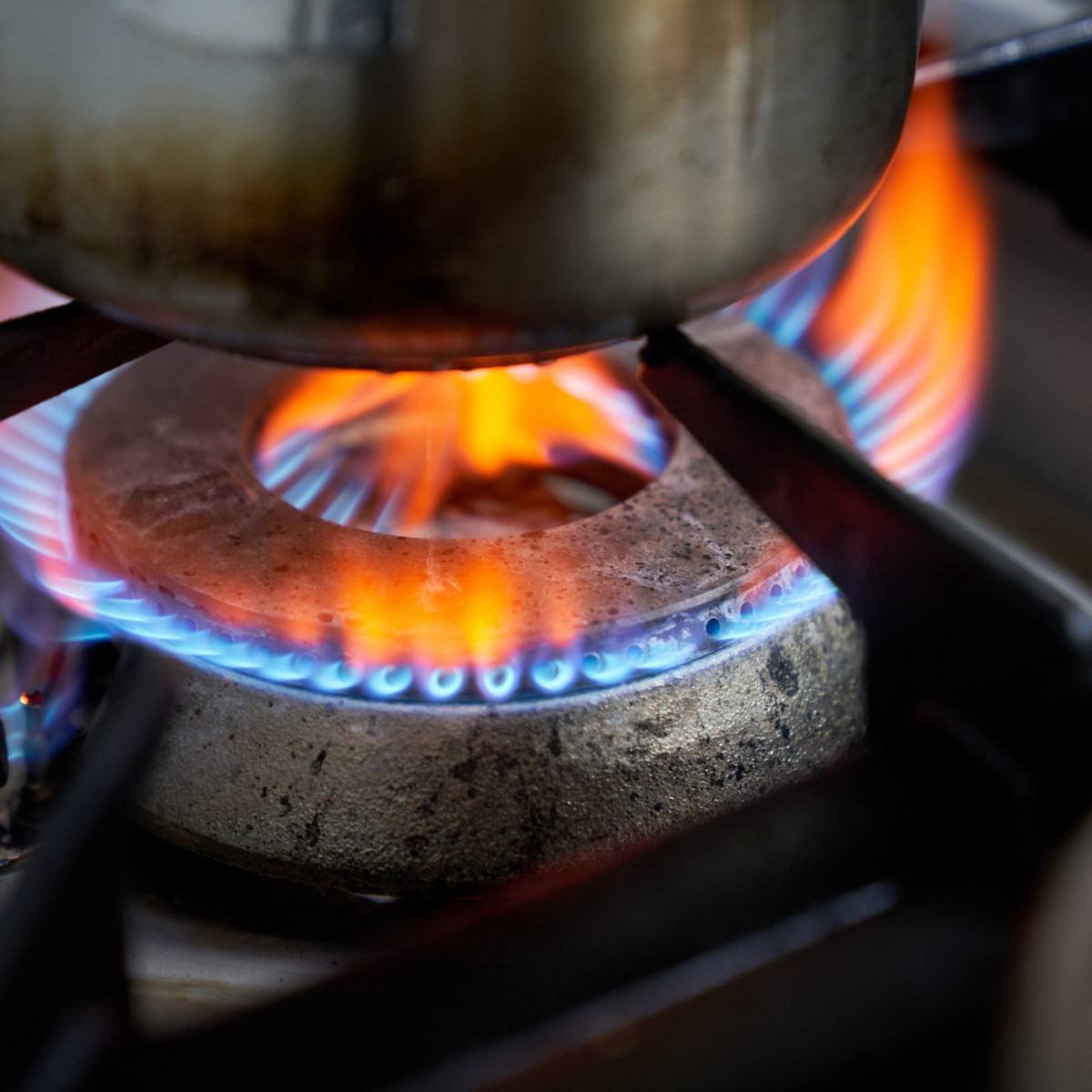 Fornos a gás criam risco de poluição do ar interno em cozinhas comerciais, diz estudo