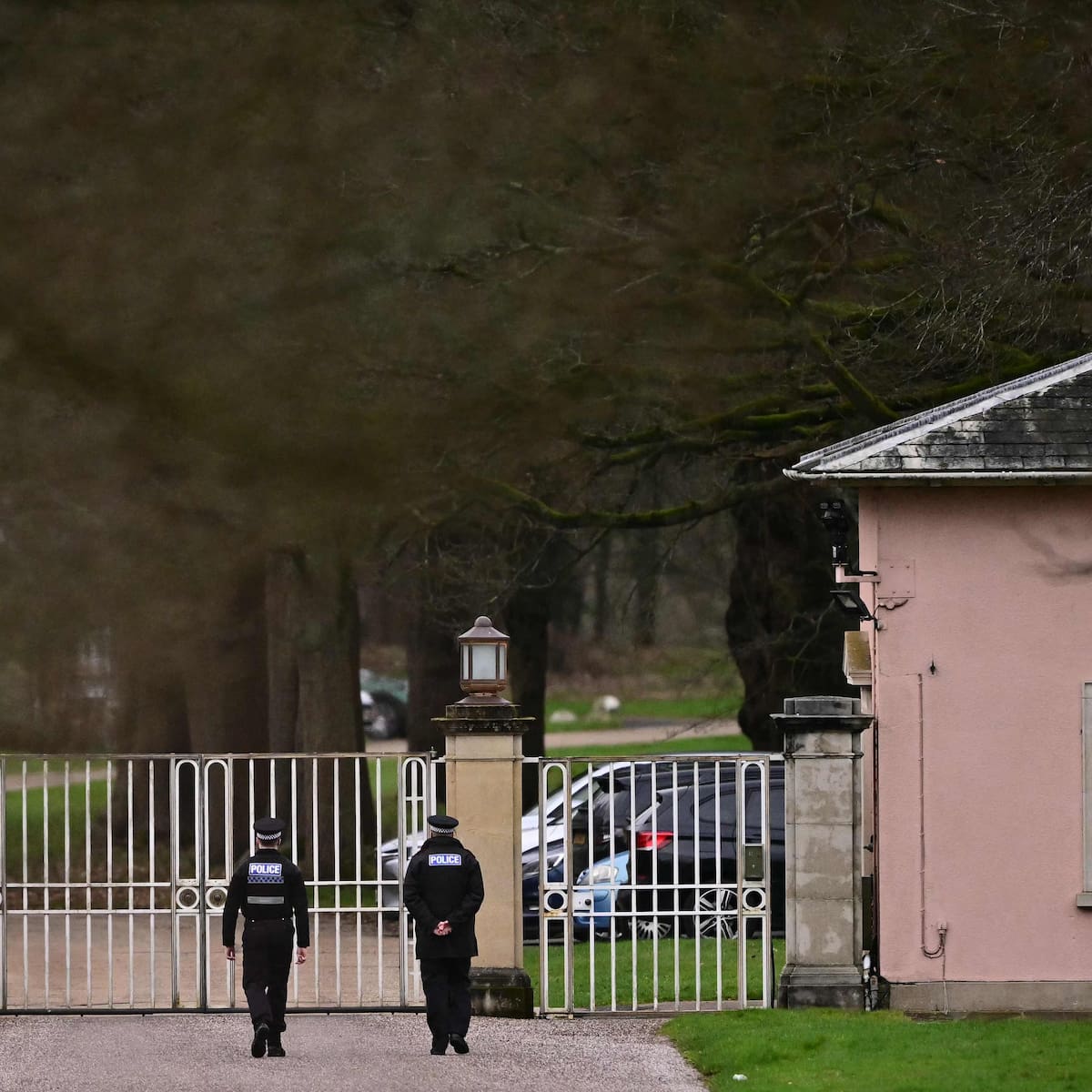 Agentes de policía se dirigen a la entrada de Royal Lodge, en Windsor, al oeste de Londres