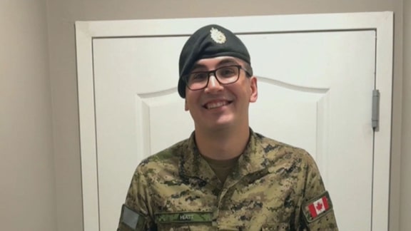 'Você apenas se sente tão impotente': Família do soldado gravemente queimado no incêndio da CFB Wainwright mantém a esperança