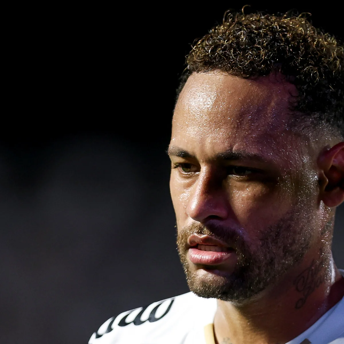 Contra o Flamengo, Neymar volta a jogar pelo Santos após um mês