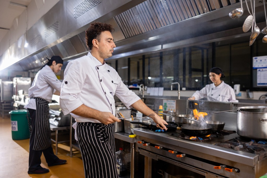 Fornos a gás criam risco de poluição do ar interno em cozinhas comerciais, diz estudo