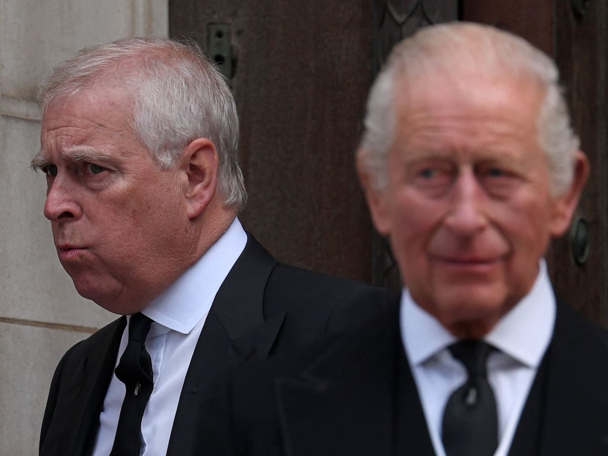 Mountbatten-Windsor y el rey Carlos III de Gran Bretaña se retiran tras un servicio fúnebre católico en la Catedral de Westminster, en Londres