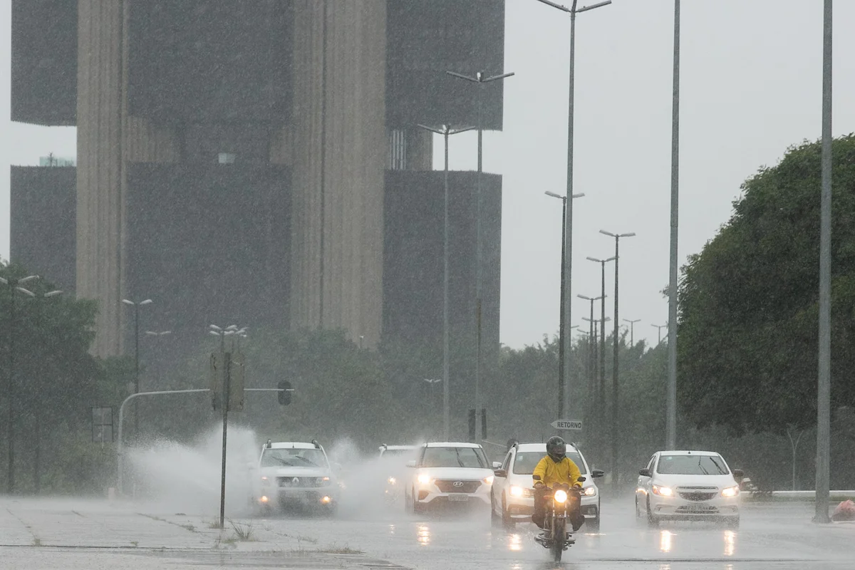 Eleições sob chuva: confira a previsão do tempo no Brasil neste domingo