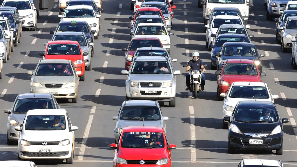 Carro por R$ 5 mil vale a pena? Mecânicos alertam para o "barato que sai caro"